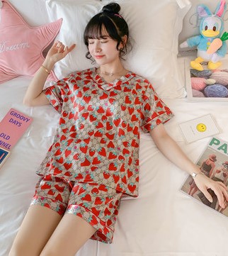 Bộ pijama short vải phi nền kem cổ tim in trái dâu đỏ lớn