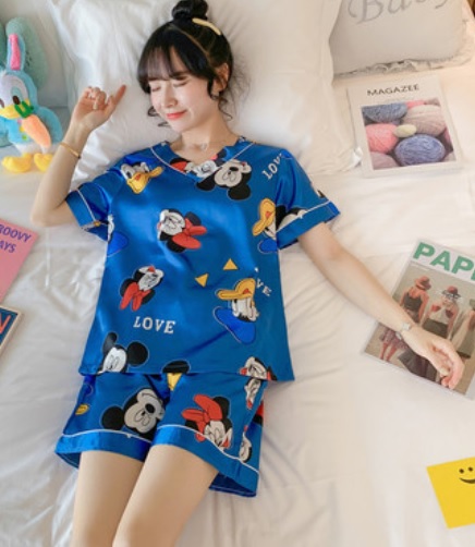 Bộ pijama short vải phi nền xanh cổ tim in Mickey lớn