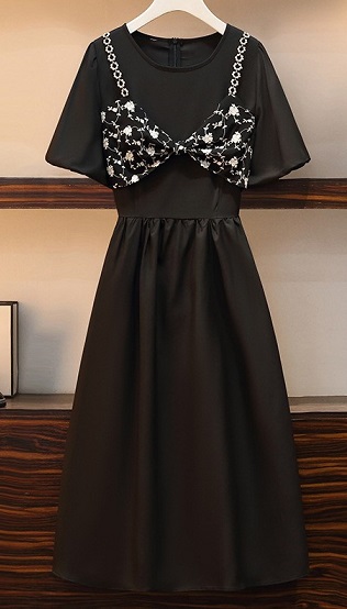 Đầm maxi đen kiểu yếm thêu hoa 2265 size lớn