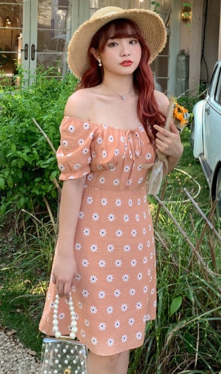 Đầm vải màu cam nhạt bẹt vai in hoa cúc size lớn